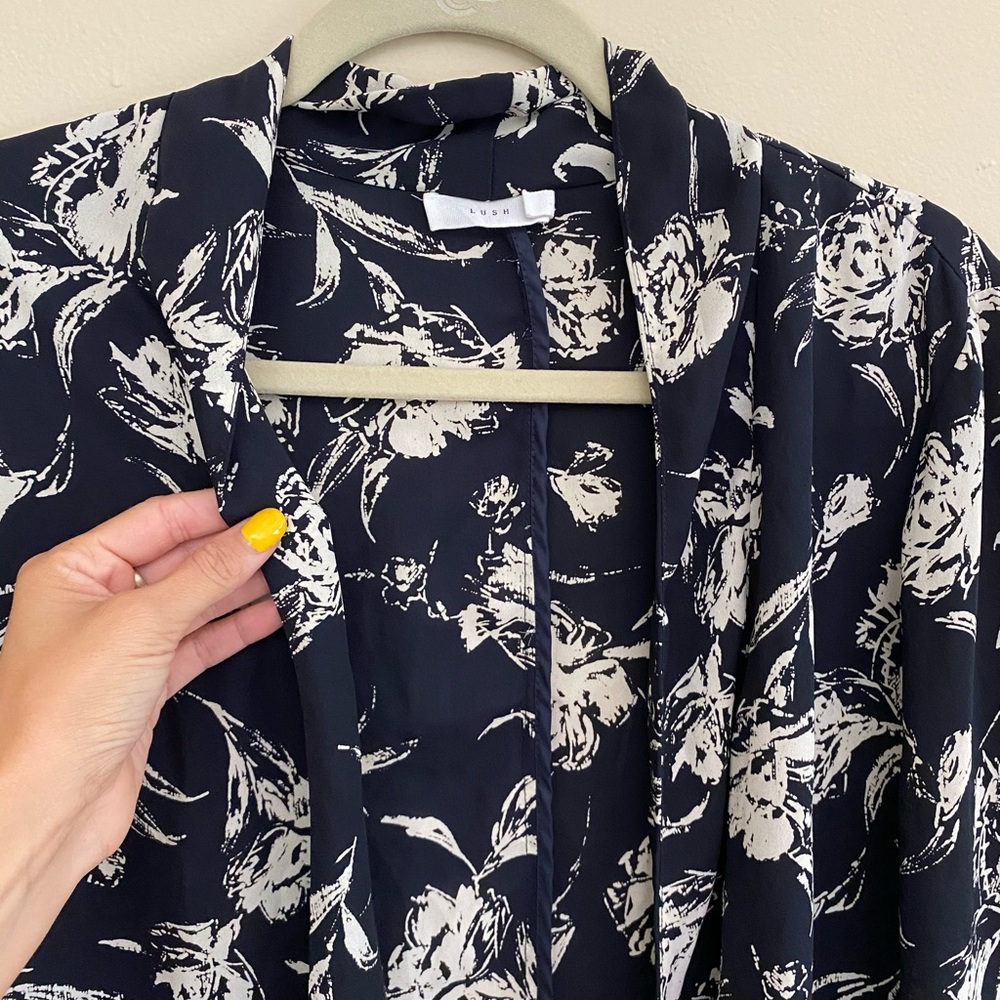 Lush Blouse - Picture 3 of 5